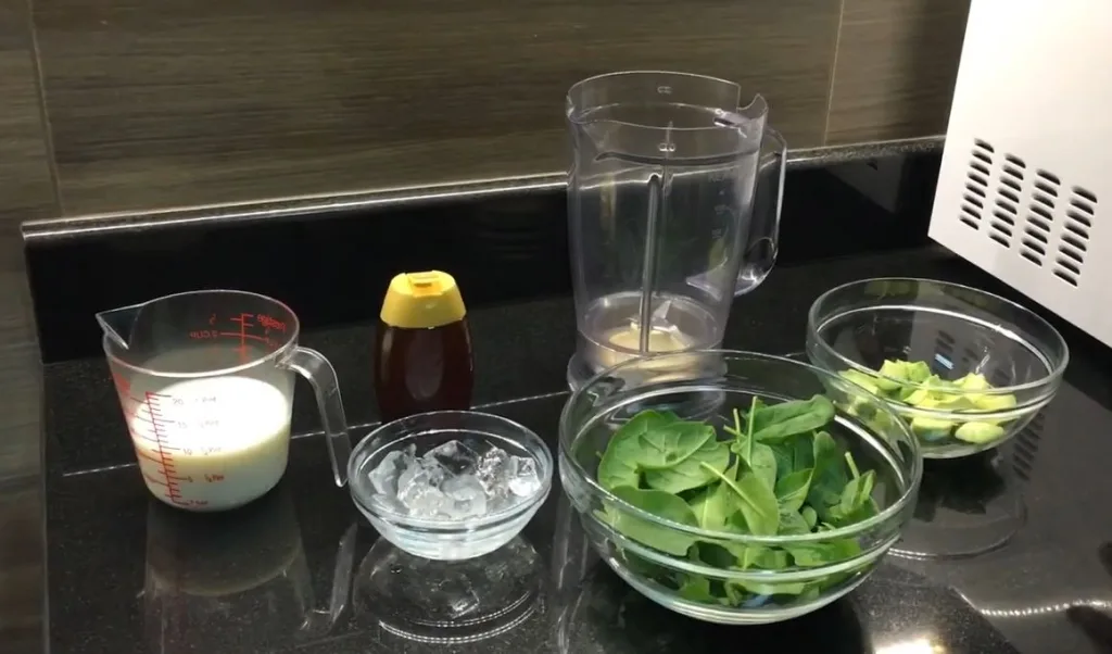 Avocado Smoothie with Spinach and Pineapple